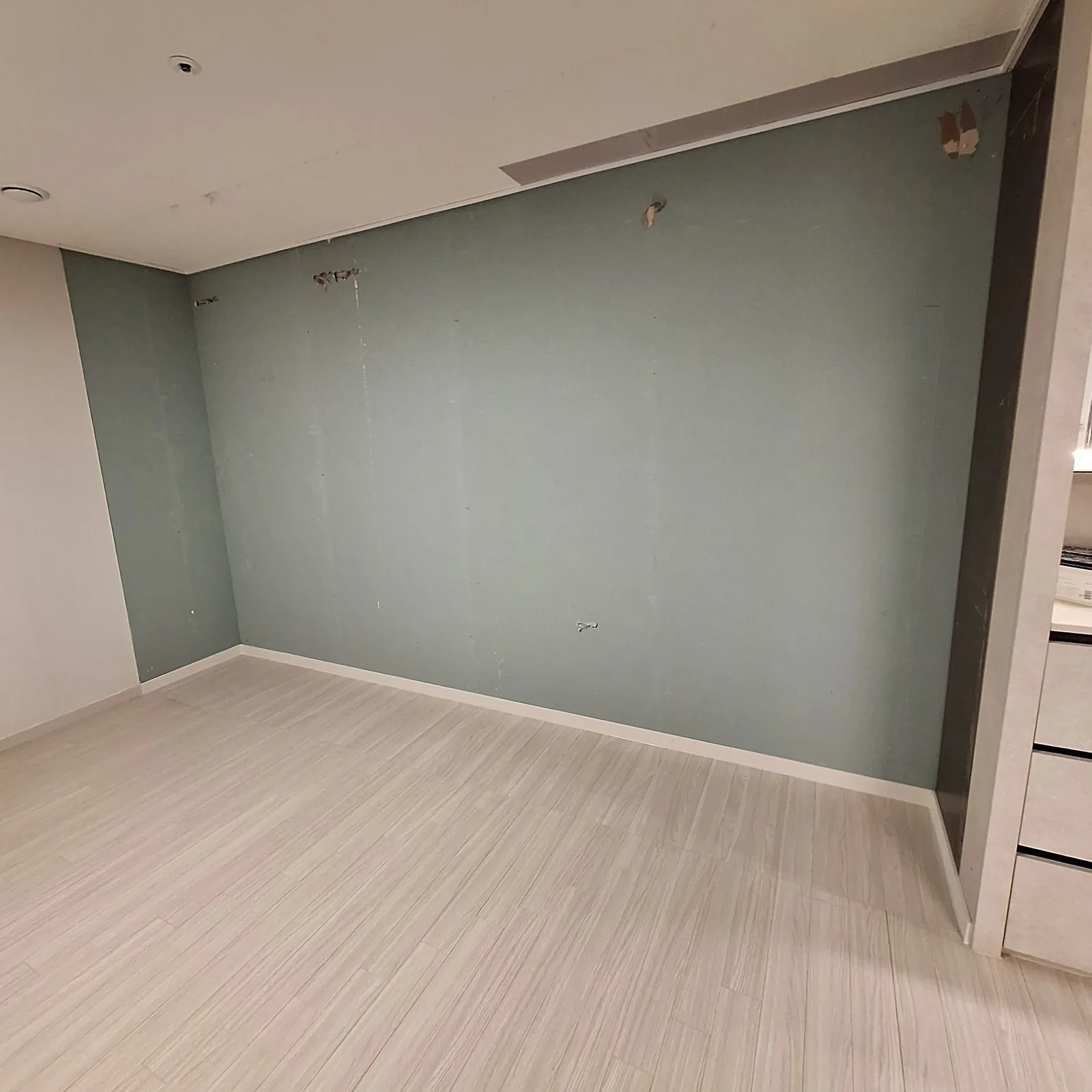 몰딩교체 완료 후 방수보드 벽면·걸레받이 사진