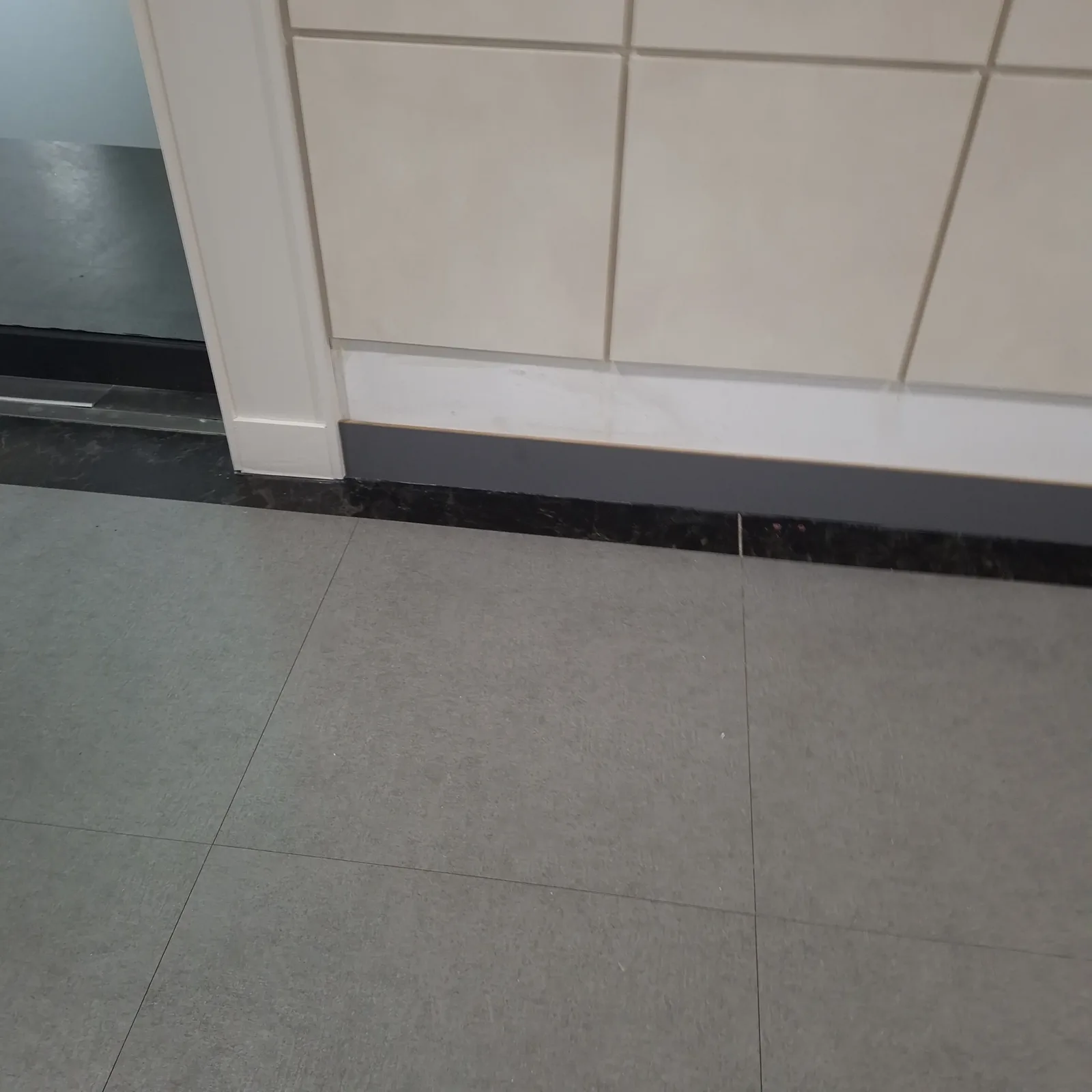 베란다 확장구간 걸레받이 시공 몰딩시공사례 현장 사진 2